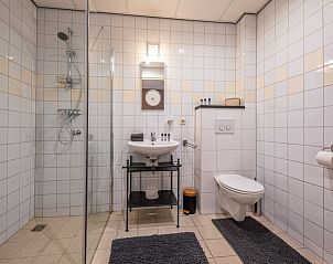 Moderne badkamer in Type 3 - 2103 vakantiehuis, De Cocksdorp, Texel, met ruime douche en stijlvolle tegels.