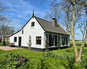 Charmant vakantiehuis Paal 91 Texel in De Cocksdorp, omgeven door bomen en groen op Texel, Waddeneilanden.