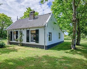 Traditionele ramen van Paal 91 Texel vakantiehuis in De Cocksdorp, met landelijke charme op Texel.