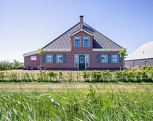 Voorzijde van Appartement B, een vakantiewoning in De Cocksdorp, Texel, omringd door natuur.