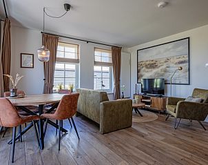 Gezellige woonkamer van Appartement B in De Cocksdorp, Texel, met comfortabele zithoek.