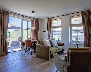 Lichte binnenruimte van Appartement B, vakantiewoning in De Cocksdorp, Texel, met eethoek.