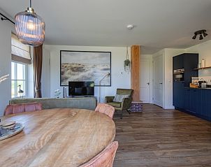 Open woonkamer en keuken in Appartement B, een vakantiewoning in De Cocksdorp, Texel.