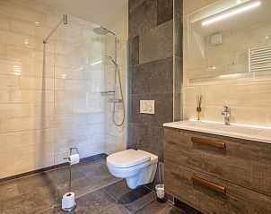 Stijlvolle badkamer in Appartement B, vakantiewoning in De Cocksdorp, Texel, met moderne douche.