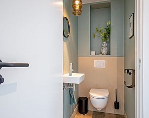 Stylish bathroom in Holiday home Brakzand, De Cocksdorp, Texel, with modern plumbing and atmospheric lighting.