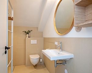 Modern bathroom in Holiday home Brakzand, De Cocksdorp, Texel, with spacious sink and stylish furnishings.