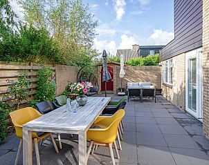 Genieen Sie die gerumige Terrasse des Ferienhauses Noordhoorn, Roggeslootweg 139 in De Cocksdorp, Texel. Perfekt fr Mahlzeiten im Freien.