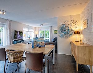 Gemtlicher Innenbereich des Ferienhauses Noordhoorn in De Cocksdorp, Texel, mit moderner Einrichtung und Kunst an der Wand.