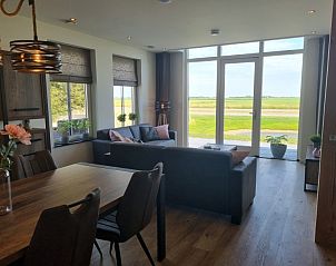 Vakantiehuis Eierland in De Cocksdorp, Texel biedt een ruime binnenruimte met uitzicht op het groene landschap.