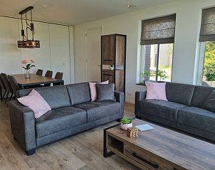 Gezellige zithoek in Vakantiehuis Eierland, een vakantiehuis in De Cocksdorp, Texel met stijlvolle meubels en decoratie.