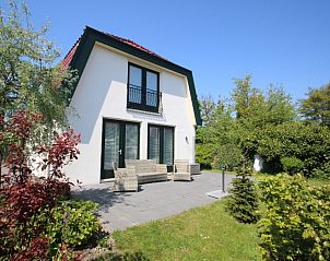 Bungalow Postweg 109 in De Cocksdorp, Texel met zonnig terras en groene tuin, ideaal vakantiehuis op de Waddeneilanden.