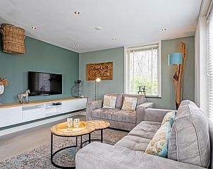 Gezellige woonkamer in Bungalow Postweg 109, De Cocksdorp, Texel. Comfortabel vakantiehuis op de Waddeneilanden.