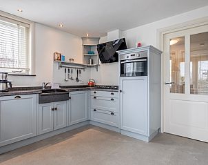 Moderne keuken in Bungalow Postweg 109, De Cocksdorp, Texel. Compleet vakantiehuis op de Waddeneilanden.