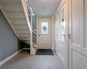 Entree met trap in Bungalow Postweg 109, De Cocksdorp, Texel. Praktisch vakantiehuis op de Waddeneilanden.