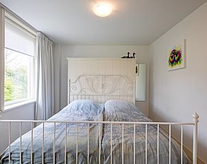 Slaapkamer met tweepersoonsbed in Bungalow Postweg 109, De Cocksdorp, Texel. Comfortabel vakantiehuis op de Waddeneilanden.