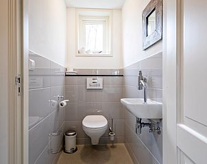 Apart toilet in Bungalow Postweg 109, De Cocksdorp, Texel. Handig vakantiehuis op de Waddeneilanden.