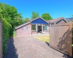 Der Bungalow Slufterhoek 108 in De Cocksdorp auf Texel bietet eine charmante Unterkunft im Freien mit einer sonnigen Terrasse und grner Umgebung auf den Watteninseln.