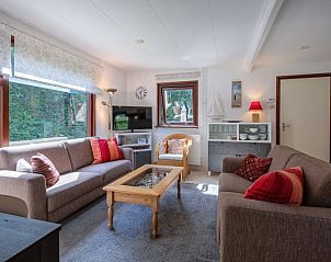 Gezellige woonkamer van Vakantiehuis Slufterduin 092 in De Cocksdorp, Texel met comfortabele sofa's en veel natuurlijk licht.