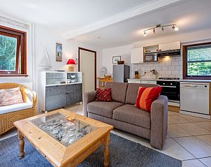 Open keuken en zithoek in Vakantiehuis Slufterduin 092, De Cocksdorp, Texel, perfect voor een ontspannen verblijf op de Waddeneilanden.