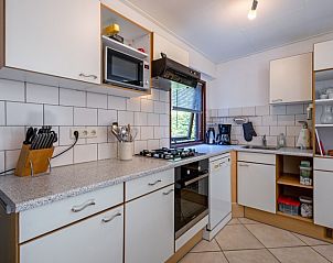Volledig uitgeruste keuken in Vakantiehuis Slufterduin 092, De Cocksdorp, Texel, ideaal voor culinaire avonturen op de Waddeneilanden.