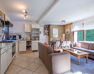 Ruime open leefruimte in Vakantiehuis Slufterduin 092, De Cocksdorp, Texel, met keuken en zithoek voor een gezellig samenzijn.