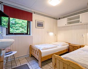 Tweede slaapkamer in Vakantiehuis Slufterduin 092, De Cocksdorp, Texel met twee eenpersoonsbedden en gezellige inrichting.