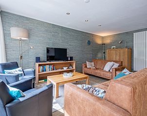 Stylish sitting room in Holiday home Slufterhoek 132, De Cocksdorp, Texel with modern furnishings and lots of natural light.