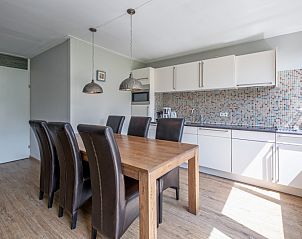 Modern kitchen of Holiday home Slufterhoek 132 in De Cocksdorp, Texel with dining table and stylish furnishings.