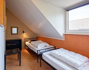 Bedroom with two single beds in Holiday home Slufterhoek 132, De Cocksdorp, Texel, ideal for children or guests.