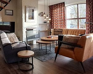 Gezellige eetruimte in Villapark Residentie Texel nr. 577, vakantiehuis in De Cocksdorp, Texel, met uitzicht op groene tuin.