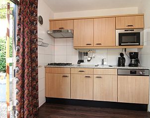 Sfeervolle slaapkamer in Villapark Residentie Texel nr. 577, De Cocksdorp, met comfortabel bed en zeezicht decor op het Waddeneiland Texel.