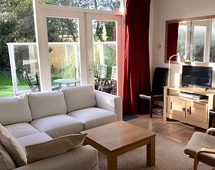 Zonnige woonkamer met uitzicht op de tuin in Vakantiehuis Slufteroord 270, Bungalowpark Slufteroord, Texel.