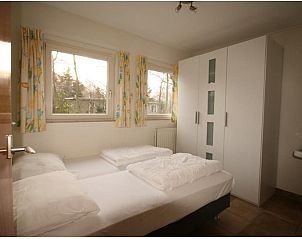 Comfortabele slaapkamer in Vakantiehuis Slufteroord 270, Bungalowpark Slufteroord, Texel met tweepersoonsbed.