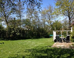 Ruime tuin met terras bij Vakantiehuis Slufteroord 270, Bungalowpark Slufteroord, De Cocksdorp, Texel.