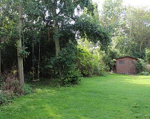 Schommel in de tuin van Vakantiehuis Slufteroord 270, Bungalowpark Slufteroord, De Cocksdorp, Texel met veel groen.