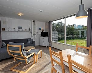 Gezellige eetkamer in Bungalow Tamarisk 190, De Cocksdorp Texel, met zicht op de omliggende natuur van de Waddeneilanden.