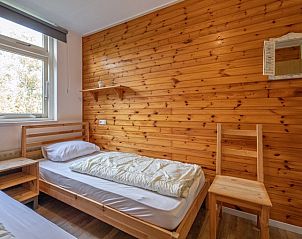 Knusse slaapkamer in Bungalow Tamarisk 190, De Cocksdorp Texel, ideaal voor een ontspannen verblijf op de Waddeneilanden.