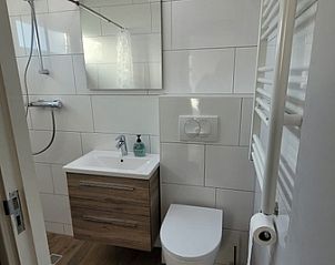 Moderne badkamer in Bungalow Tamarisk 190, De Cocksdorp Texel, met strakke afwerking en comfortabele voorzieningen.