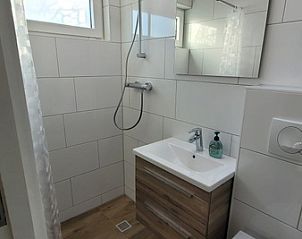 Stijlvolle douche en wastafel in Bungalow Tamarisk 190, De Cocksdorp Texel, voor een luxe vakantie-ervaring.