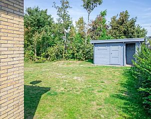 Ruime tuin bij Bungalow Tamarisk 190, De Cocksdorp Texel, omgeven door de natuur van de Waddeneilanden.