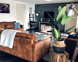 Gezellige woonkamer in Vakantiehuis in De Cocksdorp, Texel met comfortabele zitbanken.