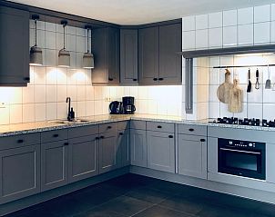 Moderne keuken in Vakantiehuis in De Cocksdorp, Texel voorzien van alle gemakken.