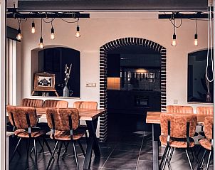 Stijlvolle eetkamer in Vakantiehuis in De Cocksdorp, Texel, perfect voor familiediners.