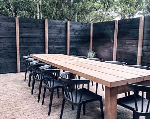 Buitenterras van Vakantiehuis in De Cocksdorp, Texel met grote eettafel.