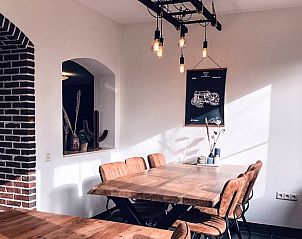 Eethoek in Vakantiehuis in De Cocksdorp, Texel met warme verlichting.