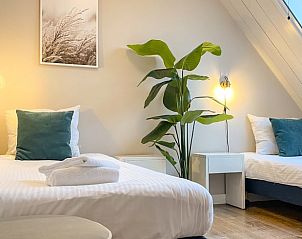 Slaapkamer met natuurlijke decoratie in Vakantiehuis in De Cocksdorp, Texel.