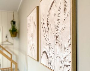 Wanddecoratie met natuurthema in Vakantiehuis in De Cocksdorp, Texel.