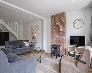 Gezellige woonkamer van Vakantiehuis Slufterhoek 104 in De Cocksdorp, Texel met comfortabele zitplaatsen en sfeervolle inrichting.