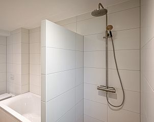 Moderne douche in Vakantiehuis Slufterhoek 104, De Cocksdorp, Texel met luxe regendouche en strakke afwerking.
