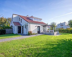 Villapark Residentie Texel nr. 711, een charmant vakantiehuis in De Cocksdorp, Texel, met zonnig terras en groene tuin op de Waddeneilanden.